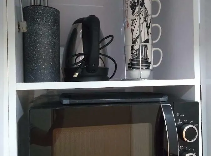 Trees Residences By Jhoms 1br With Balcony Wifi Netflix Apartment